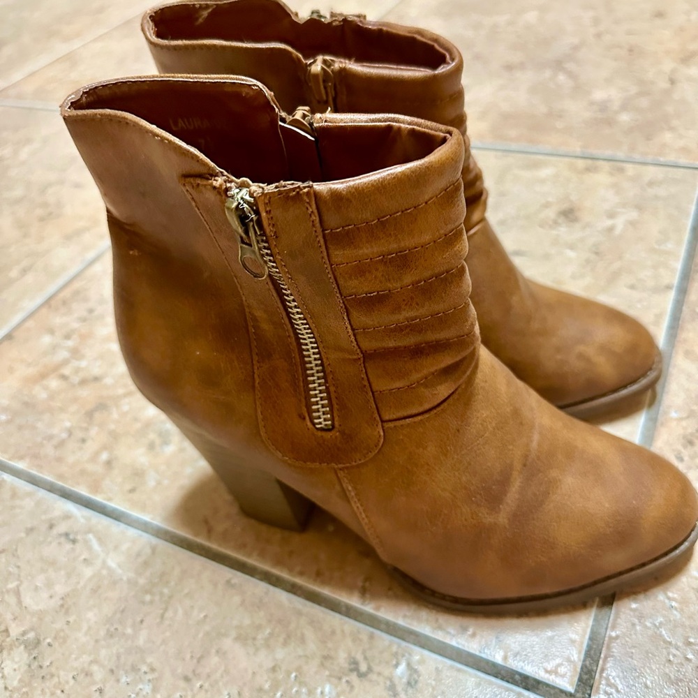 Refresh Women's Tan Ankle Boots!
